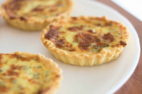 Quels sont les secrets pour une quiche aux légumes savoureuse et bien garnie ?