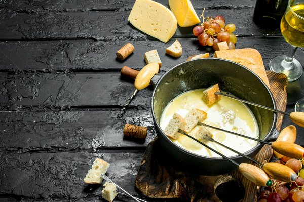 Quelles méthodes pour préparer des plats à base de fromage fondu dans un restaurant suisse ?
